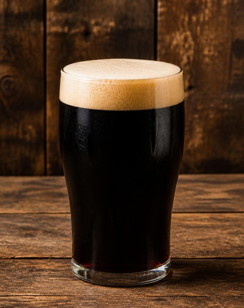 Pinta Imperial con cerveza stout oscura y espuma cremosa